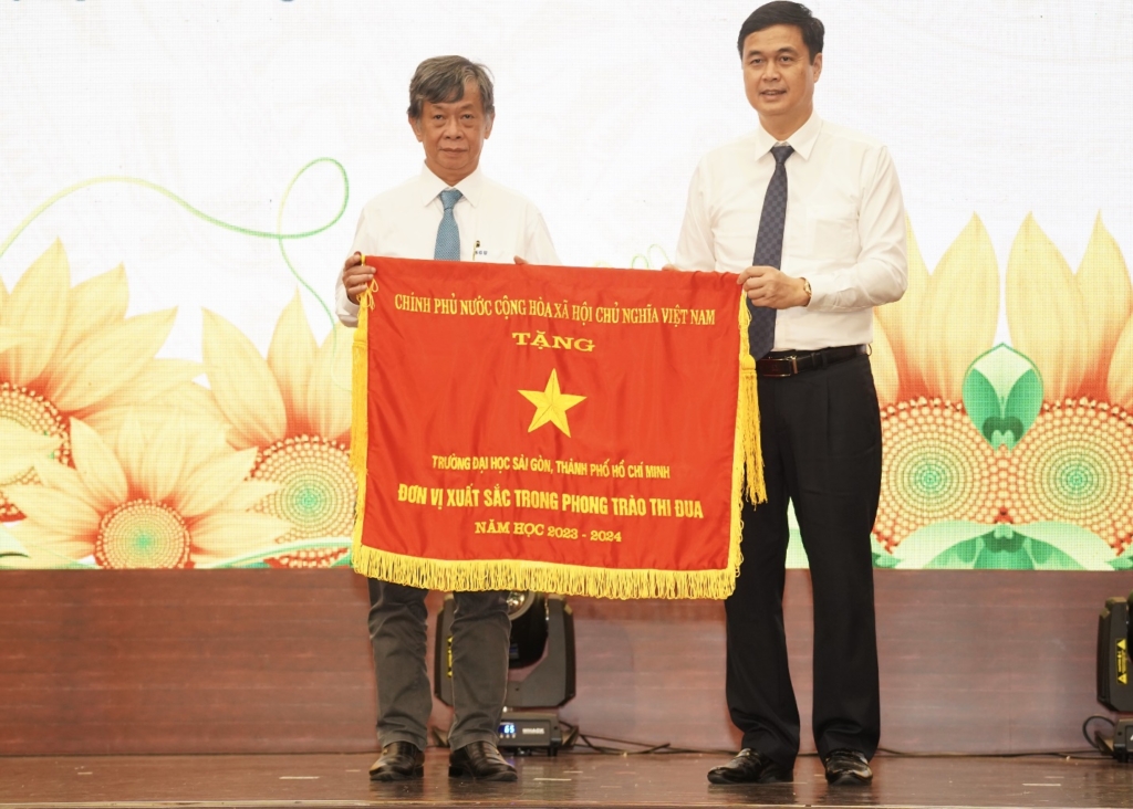 Trường Đại học Sài Gòn nhận Cờ thi đua của Chính phủ năm học 2023 – 2024
